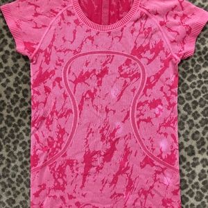 Lululemon Run Swiftly tech Camo Pink Shirt, Size 6